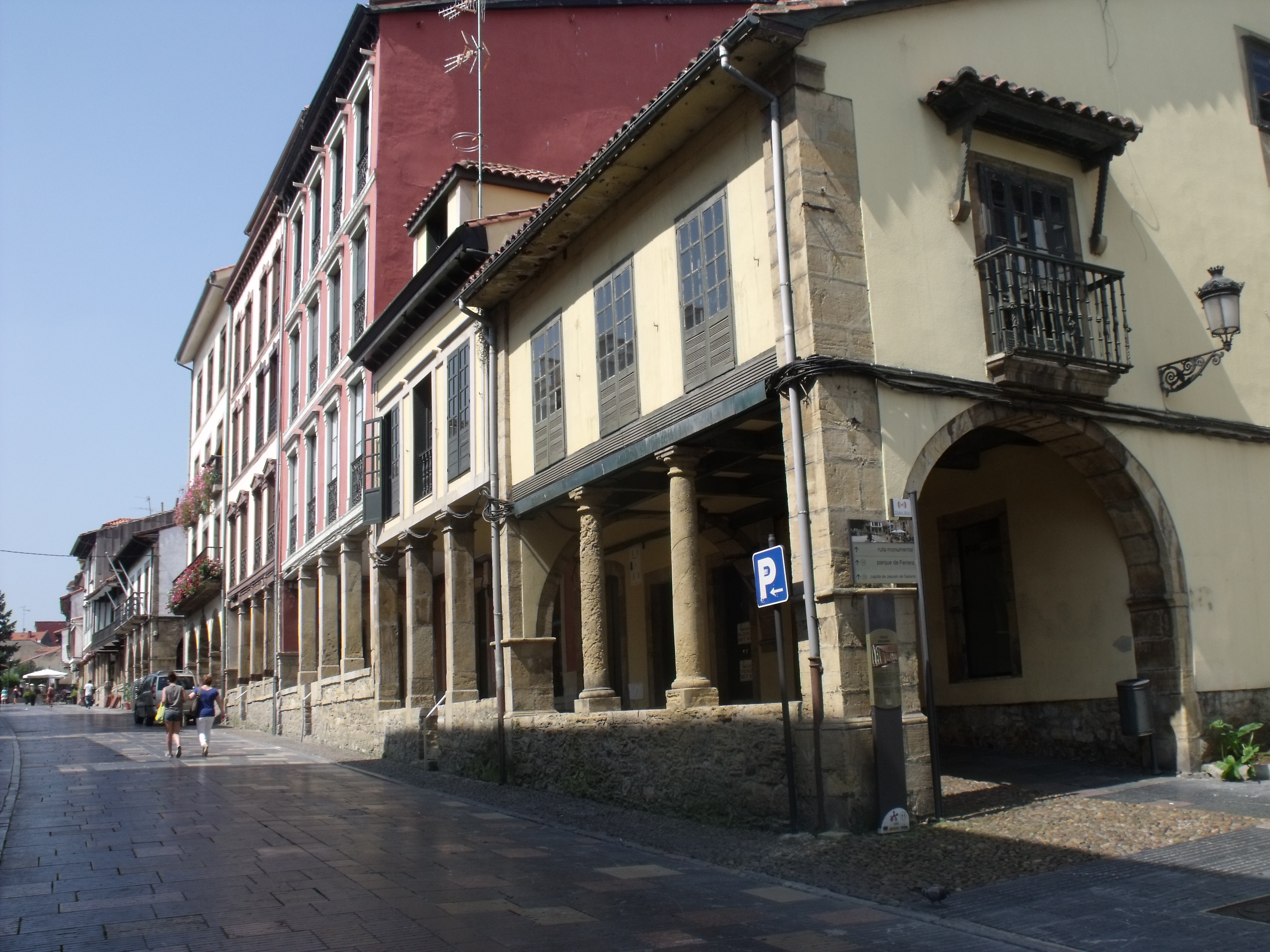 Soportales de la calle Galiana en el casco histórico de Avilés
